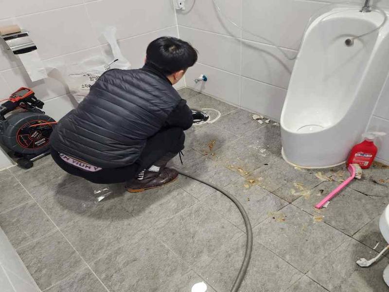 과천 소변기막힘 작업사례 7
